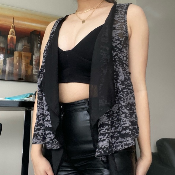 BELLE DU JOUR Gray Sleeveless Tie Front Vest - Picture 4 of 6